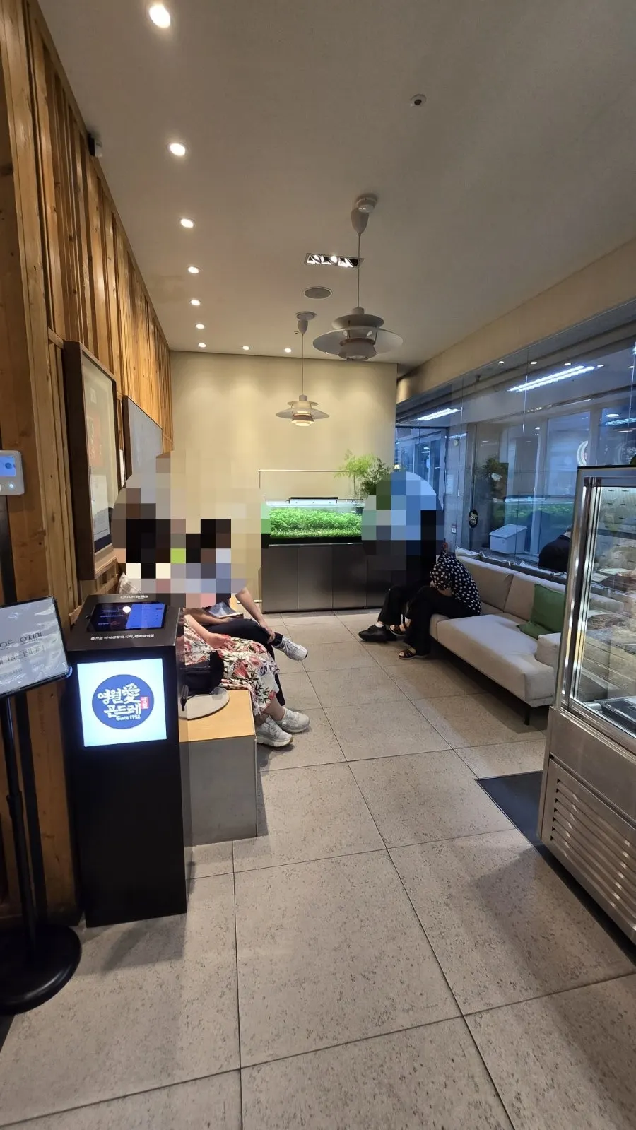 매장 입구 안내 간판