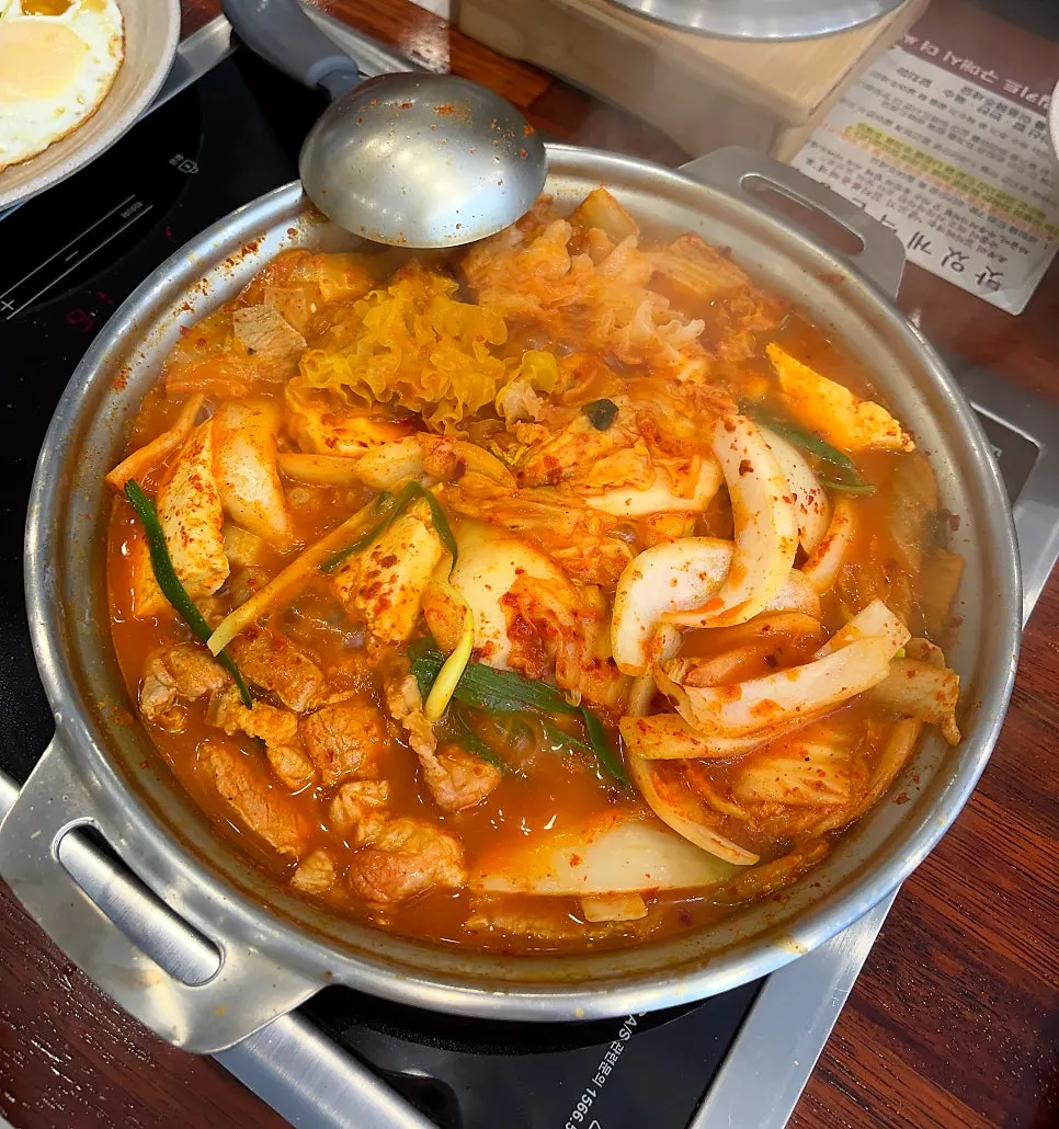 황금치자솥밥과 김치찌개 한상