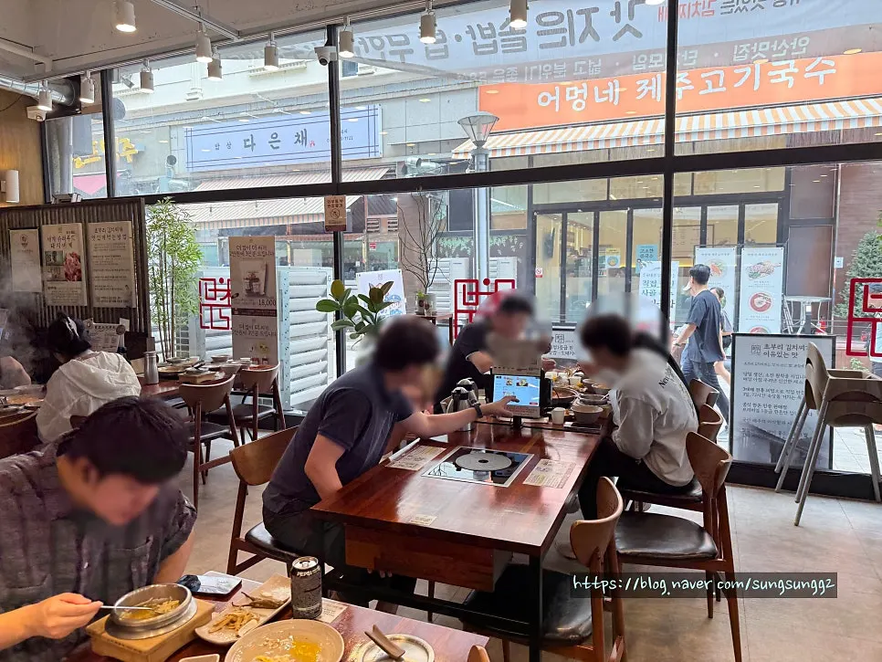 초부리김치찌개 고잔본점 내부 식사 공간