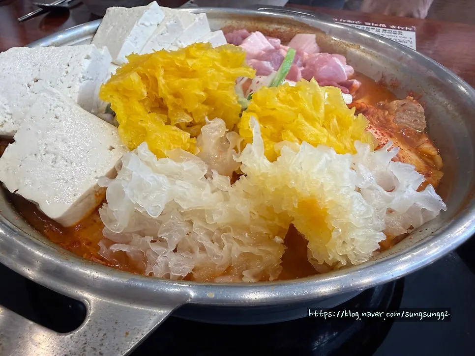깊은 국물의 김치찌개