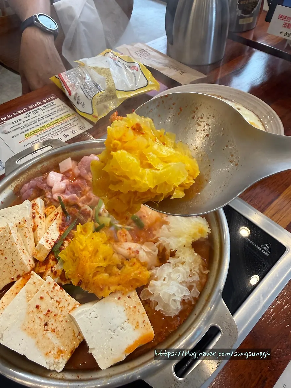 푸짐하게 담긴 김치찌개