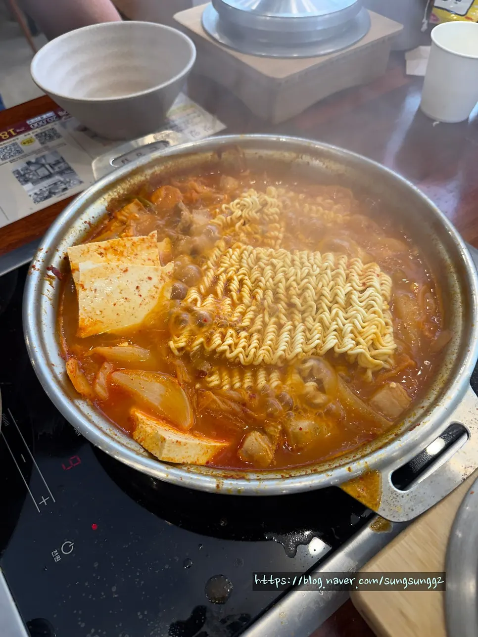 김치찌개와 치자 솥밥 식사