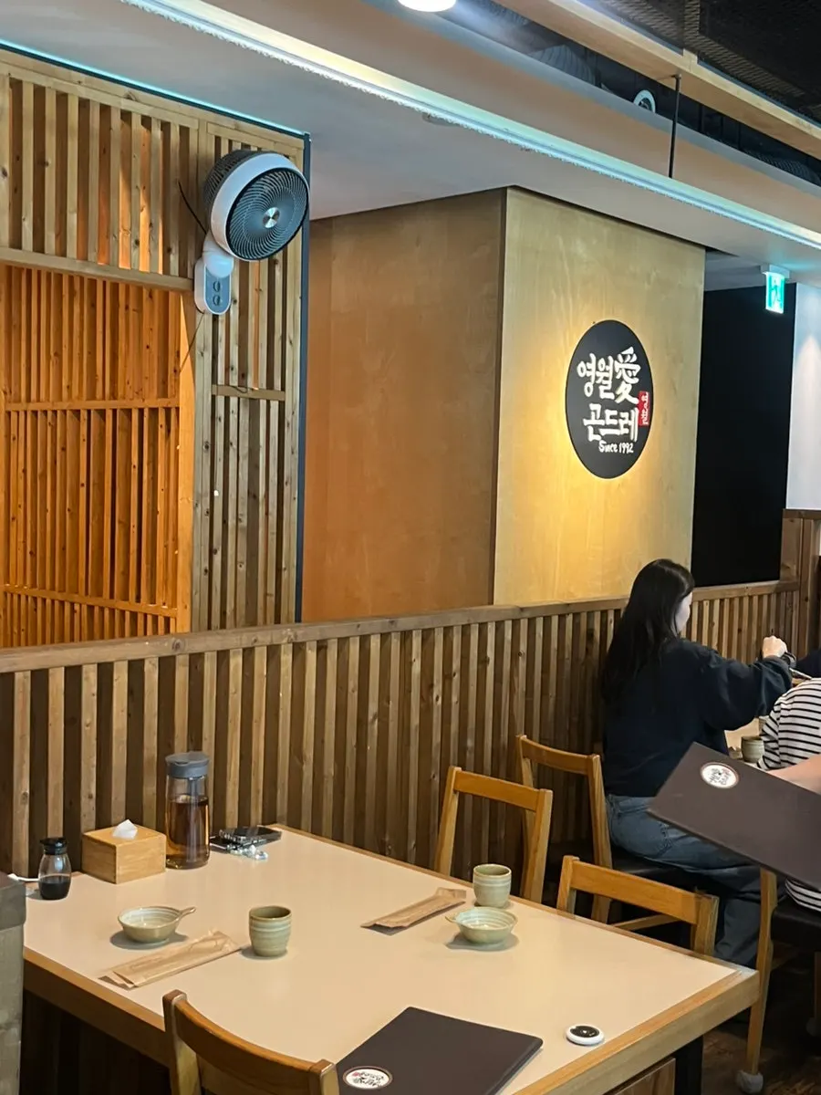 Spacious dining hall and private rooms at Yeongwolae Gondre Ansan Branch