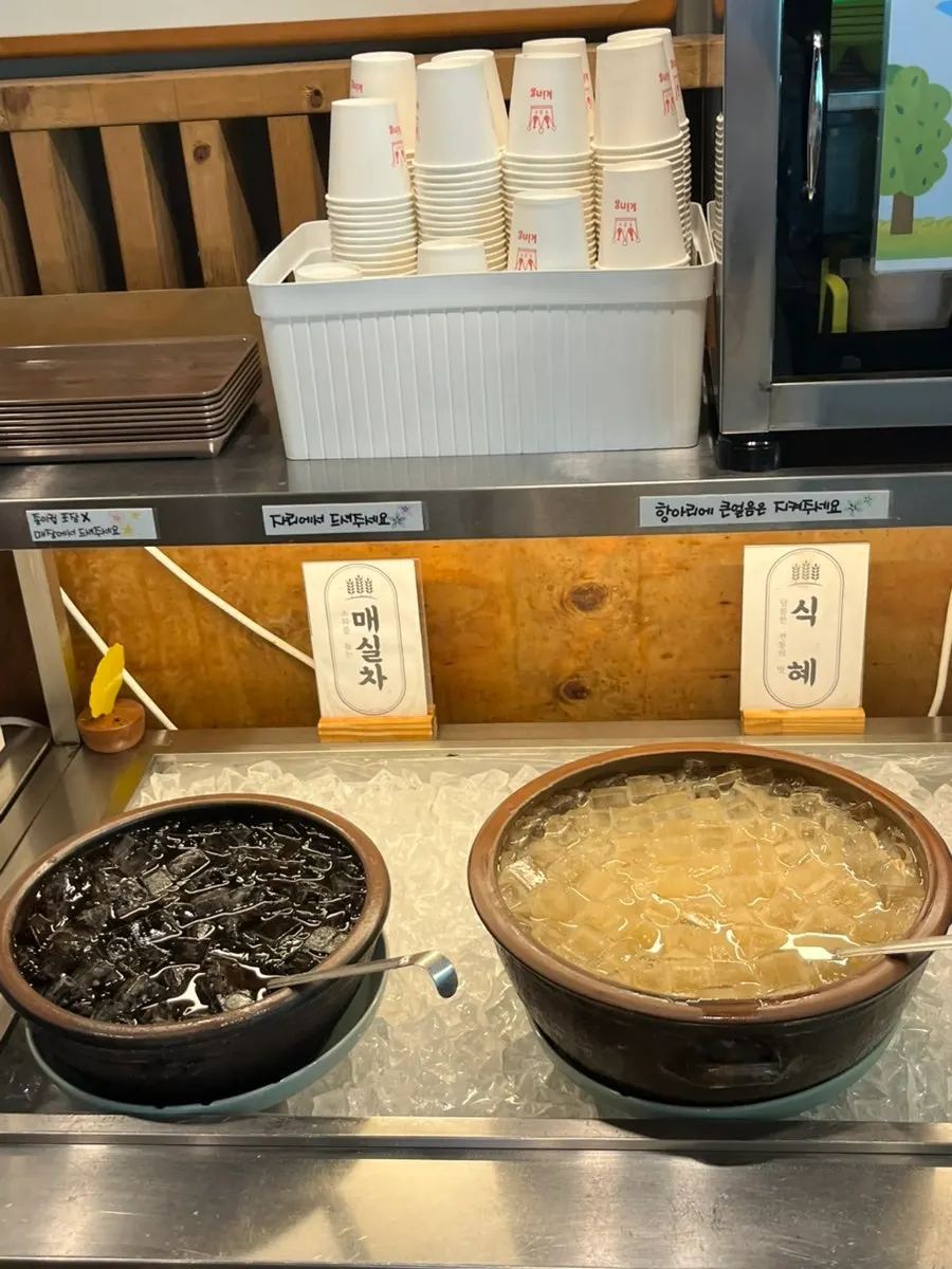Fresh lettuce wraps prepared at the self-serve bar