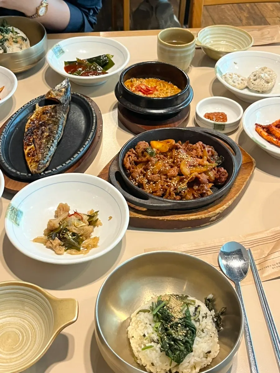 Full spread of the Yeongwol Muleungdowon set for two
