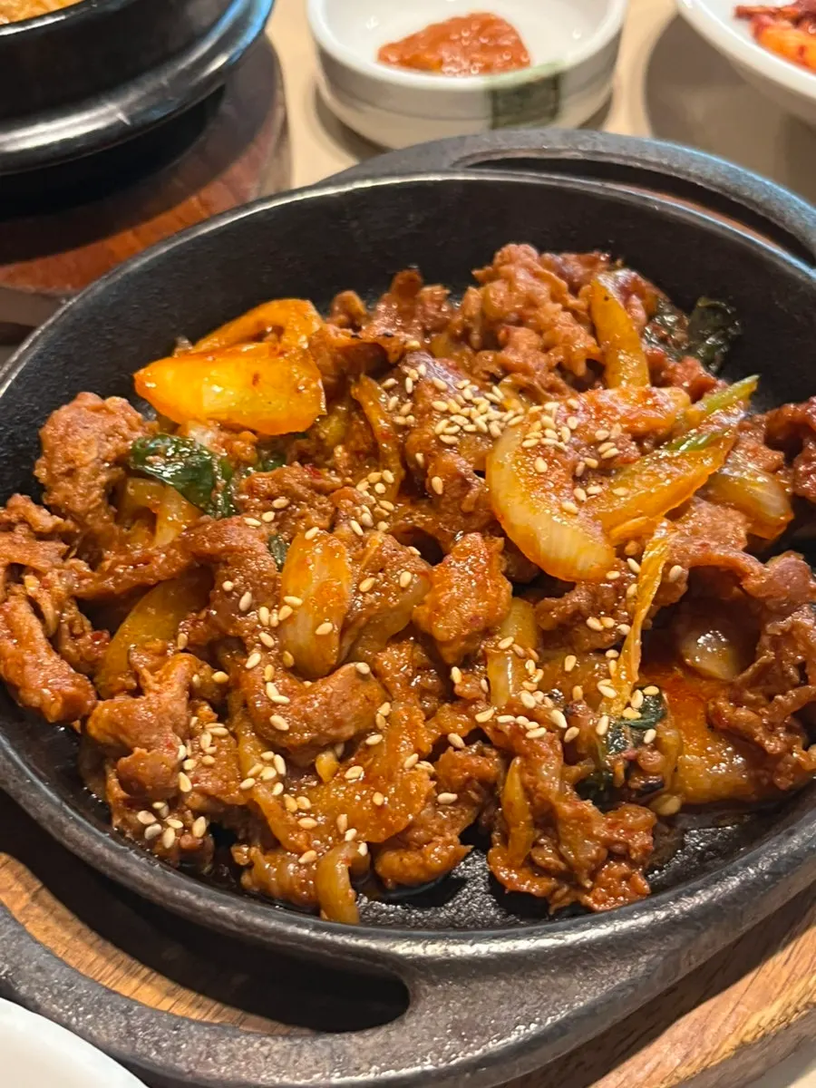 A plate of char-scented spicy pork stir-fry
