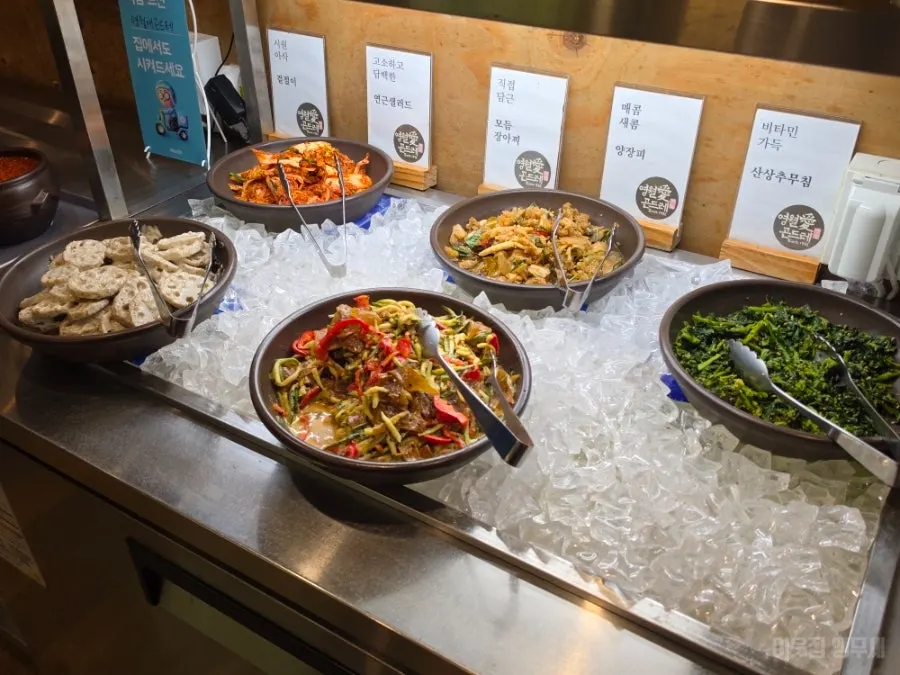 Korean menu board listing set meals and single dishes