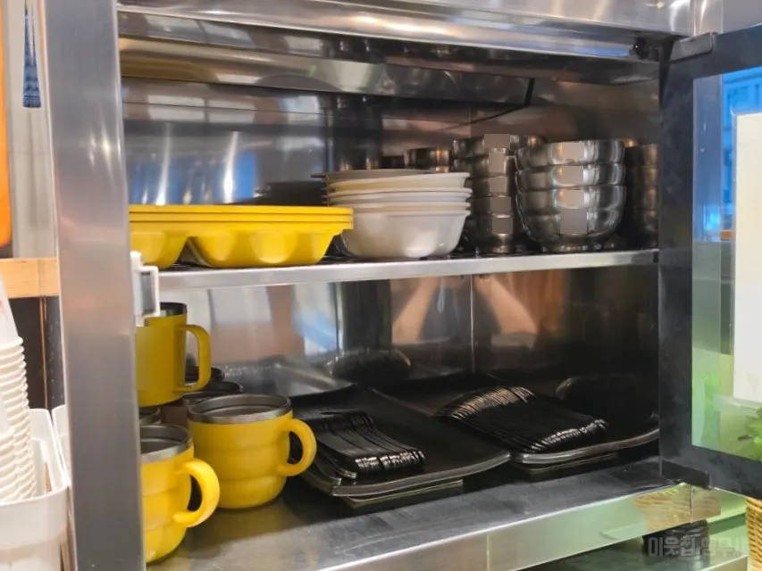 Self-serve gondre rice and white rice