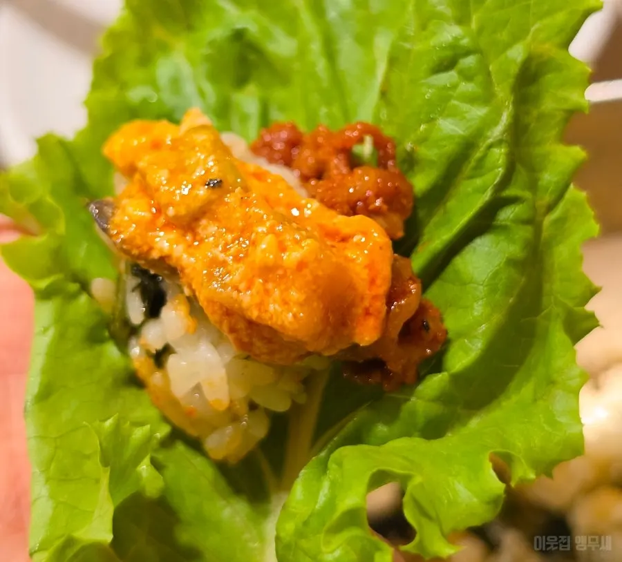 Rice and wrapping greens mixed with doenjang stew
