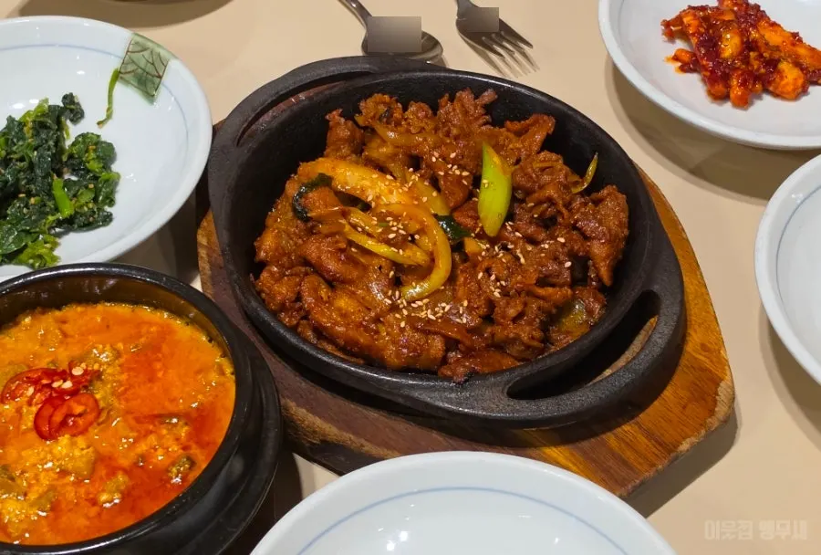 A wrap of doenjang stew ready to eat