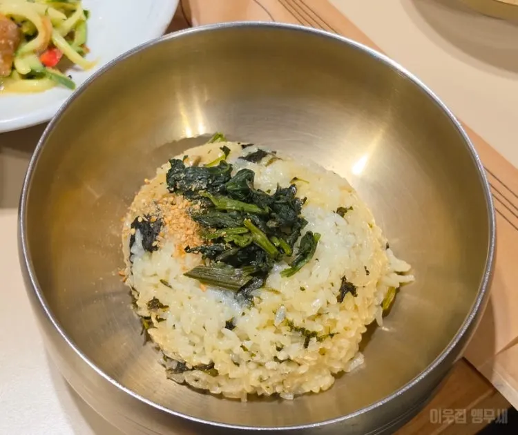 Pork bulgogi placed on a wrapping green