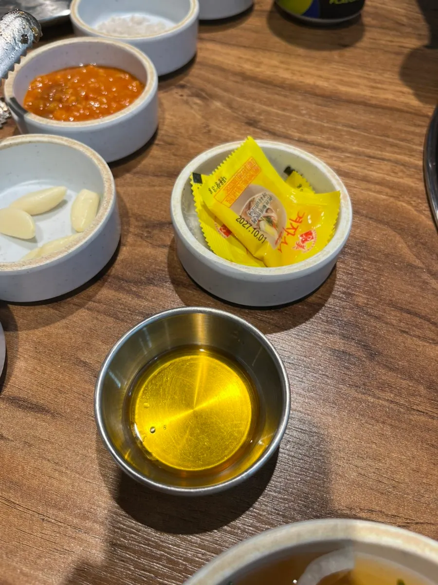 Individually packaged vinegar and mustard