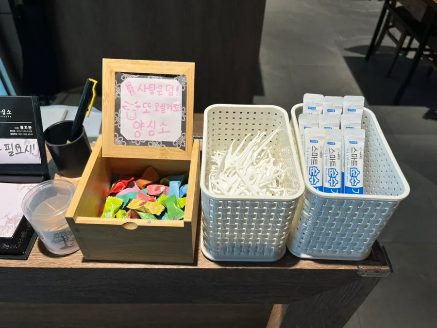 Candies, floss, and mouthwash provided