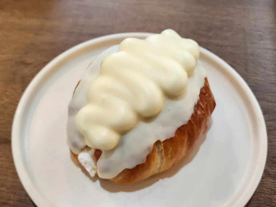 Mango Wakppu salt bread at Flowerpot Cafe Gojan Branch in Ansan