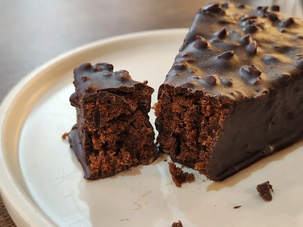 Dense brownie with nuts