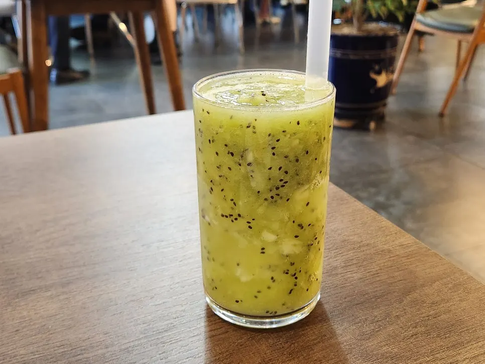 Kiwi juice and Americano