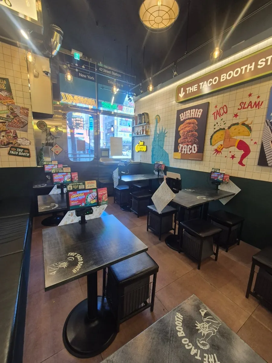 Interior with 4-person and 2-person tables