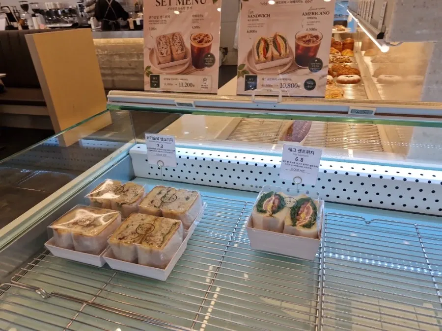 커피 세트로 즐기는 두툼한 샌드위치