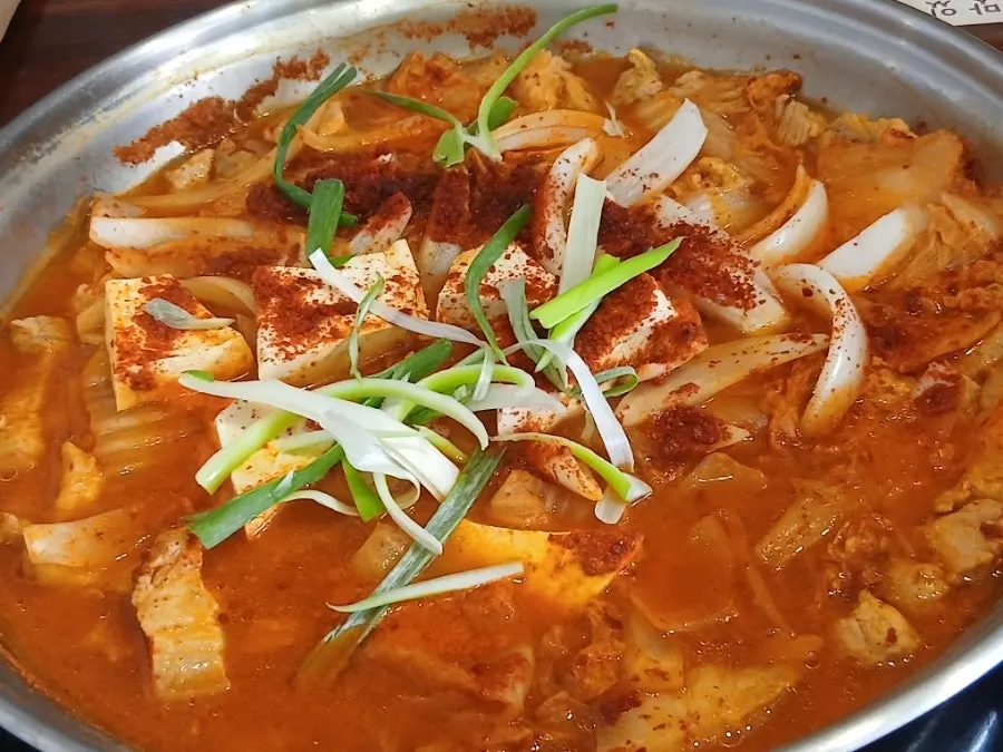 황금치자솥밥과 김치찌개 1인 상차림