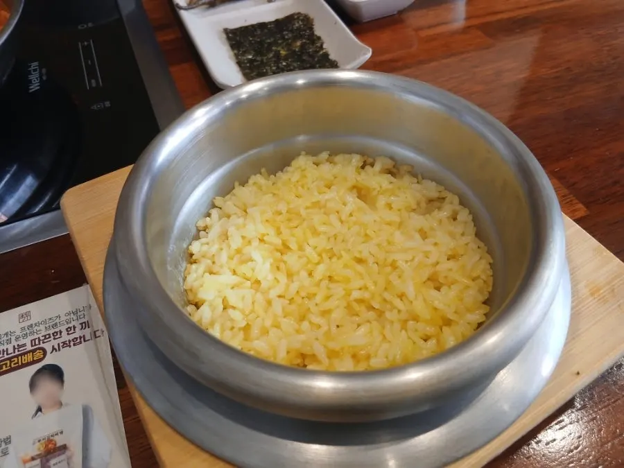 김치찌개와 솥밥 1인 구성 한 상