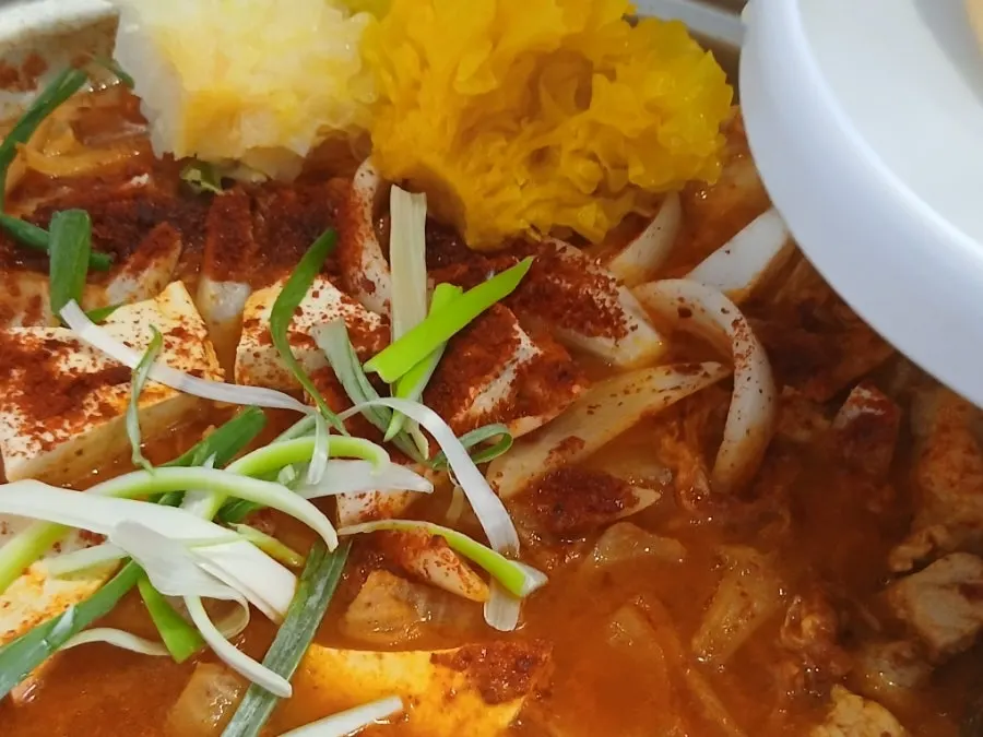 솥밥에 김치찌개 국물을 곁들인 모습