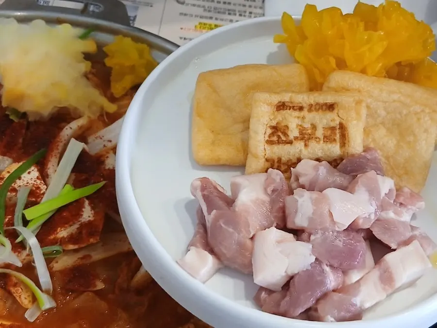 셀프바에서 가져온 라면사리와 반찬