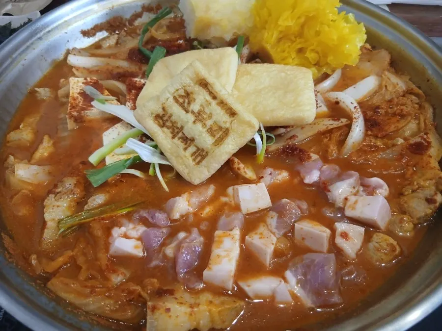 1인 솥밥 김치찌개 식사 마무리 상차림