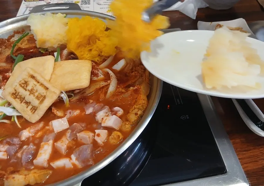 초부리김치찌개 고잔본점 식사 구성