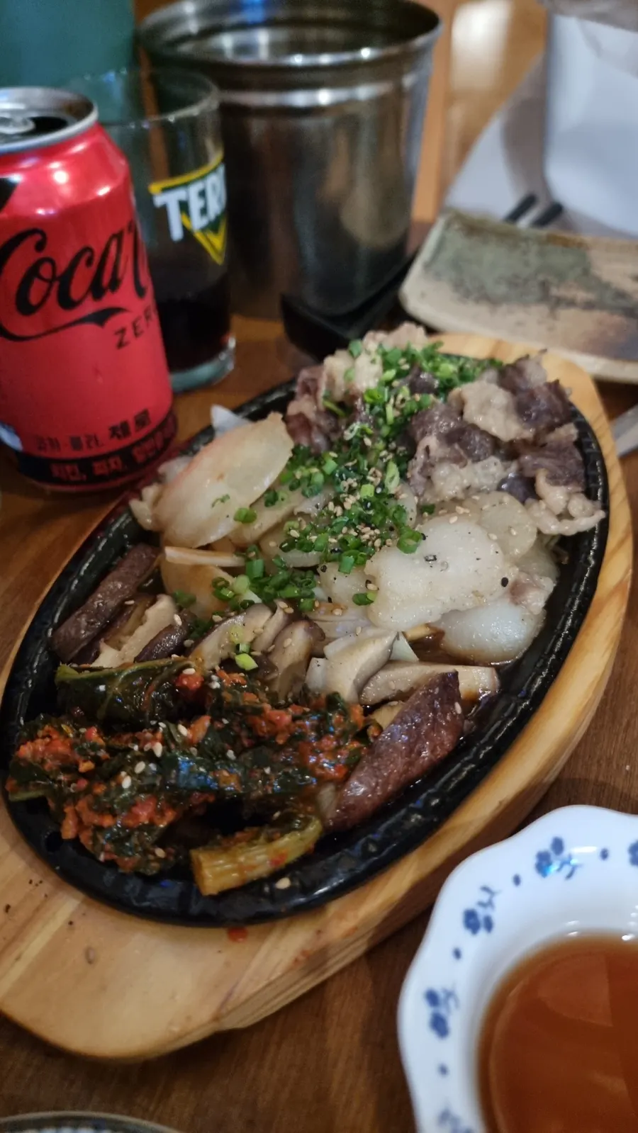Gat kimchi with butter scallop and beef brisket samhap