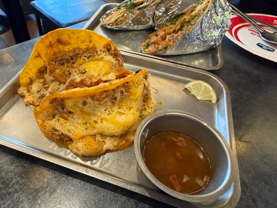 비리아 타코를 국물에 찍는 장면