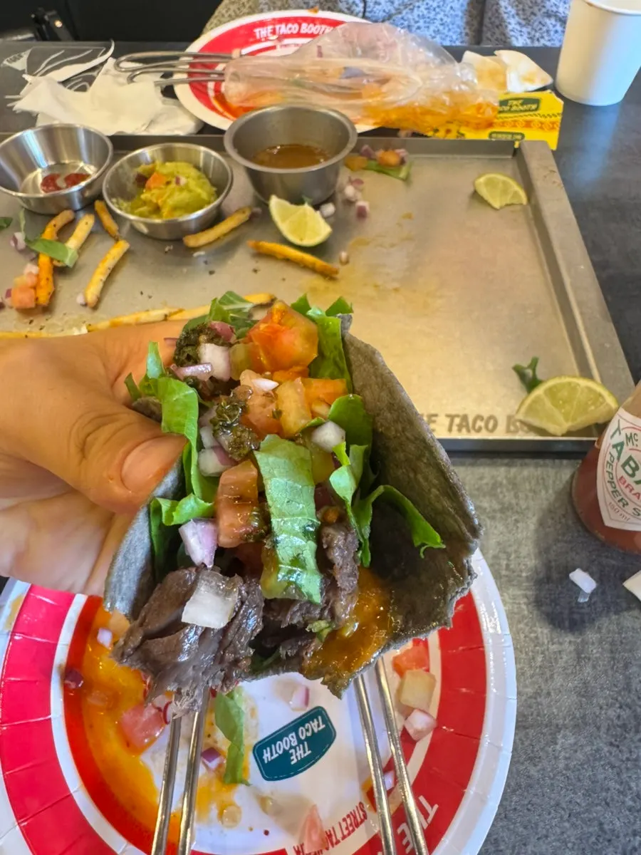 과카몰리와 소스가 곁들여진 타코