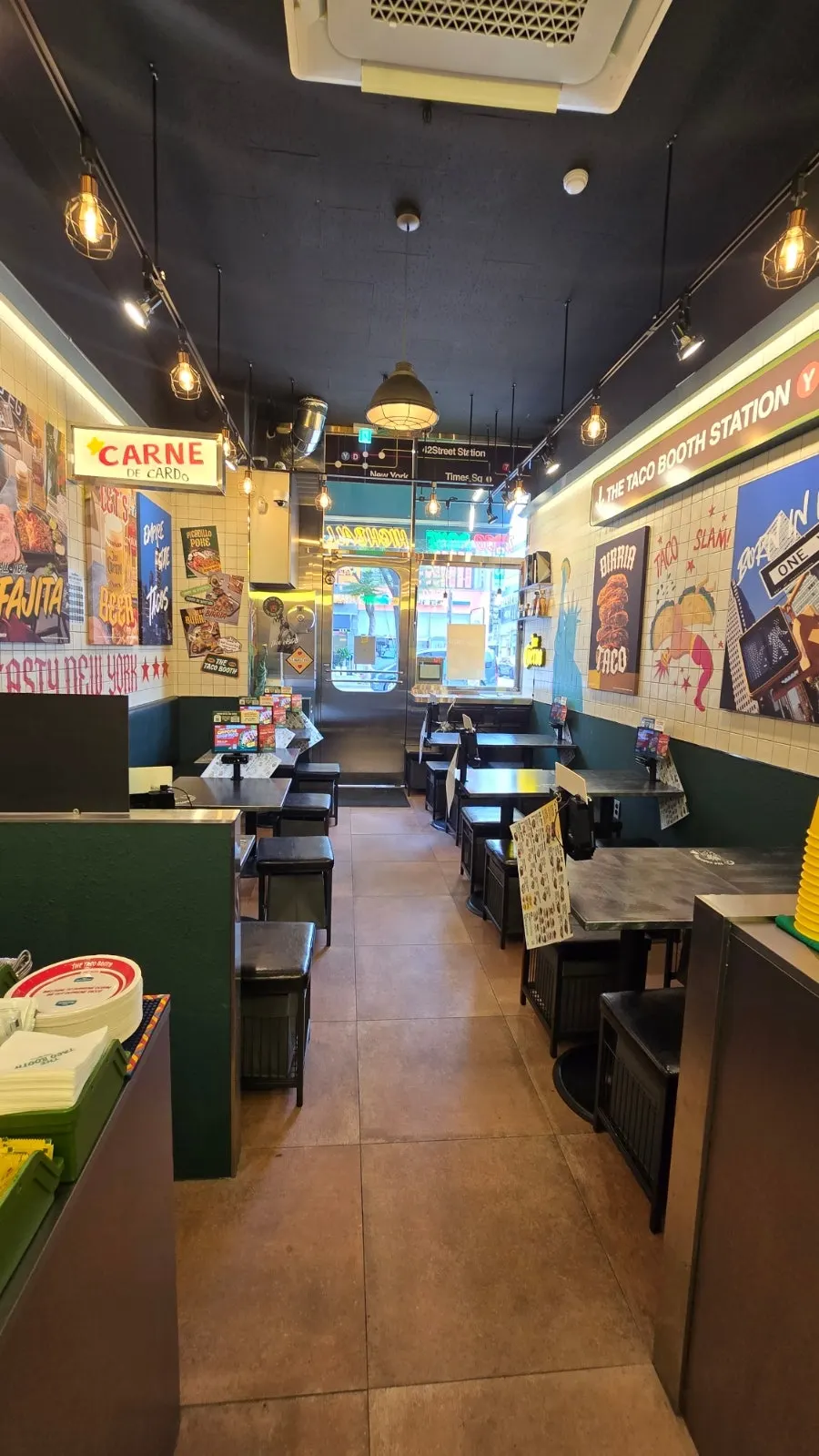 Restaurant exterior with an American street-style feel