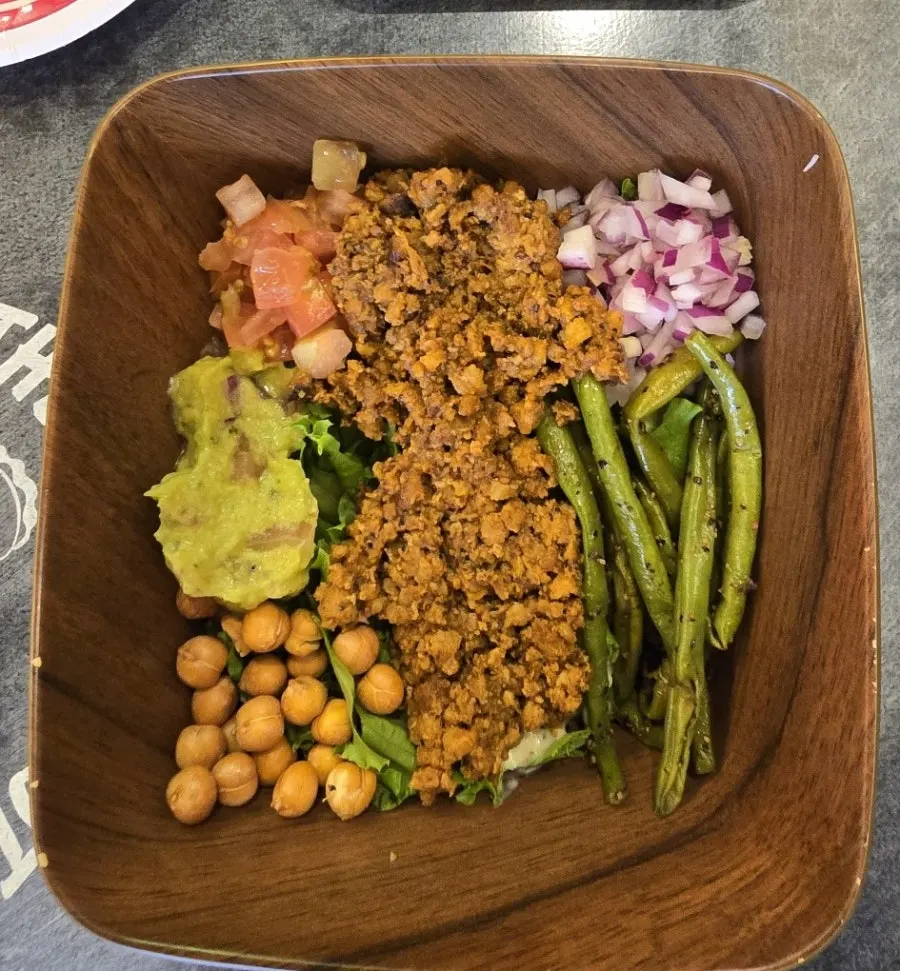Pollo taco topped with vegetables