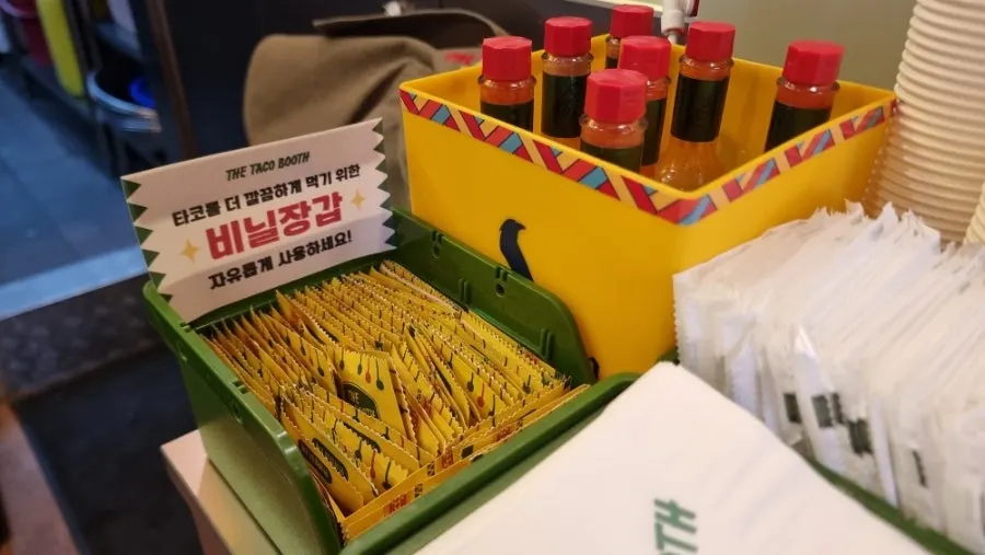 붉은색 일회용 앞접시