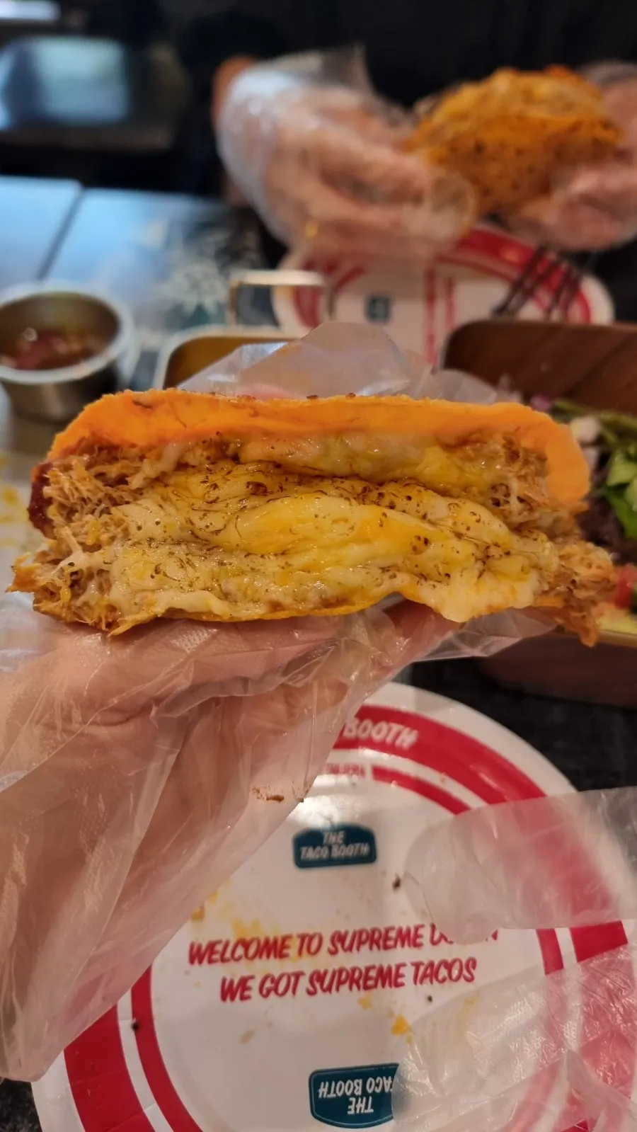 고기가 꽉 찬 비리아 타코 단면