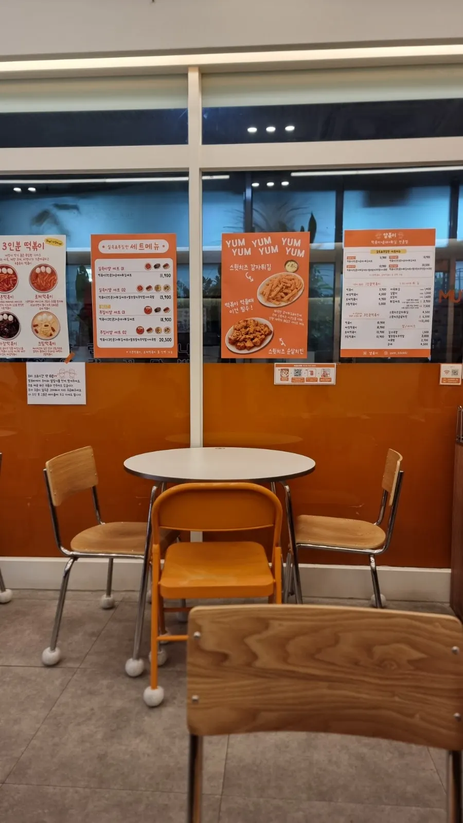 오렌지 컬러 포인트의 얌볶이 매장 내부