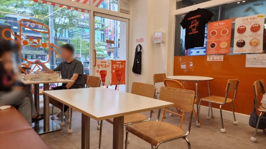 토요일 점심시간 얌볶이 매장 분위기