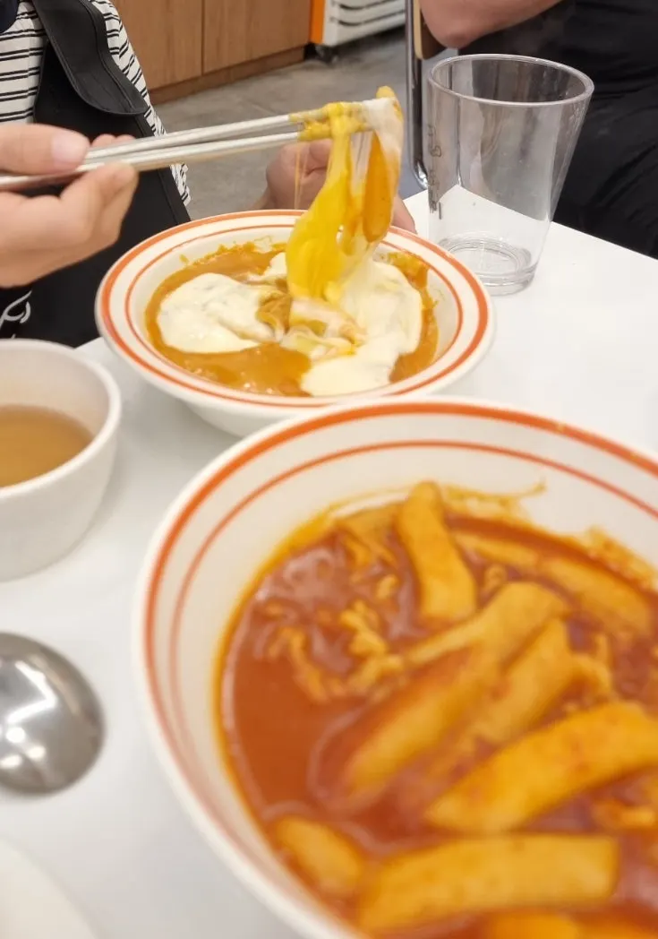떡볶이 소스에 찍어 먹는 순대와 튀김