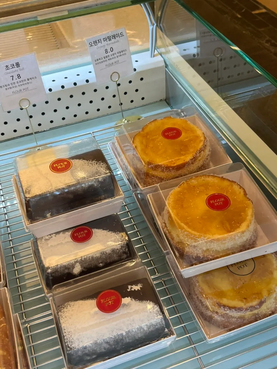 진열된 식빵과 깜빠뉴