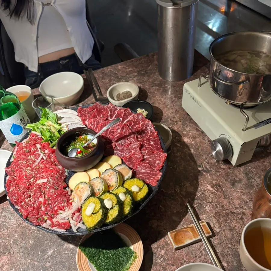 The mungbanhansang set with mungtigi, sashimi, and yukhoe together