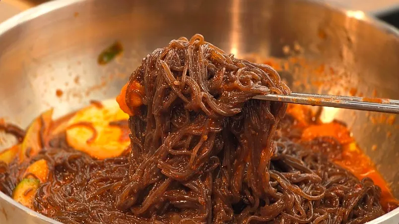 매콤한 비빔냉면 이미지
