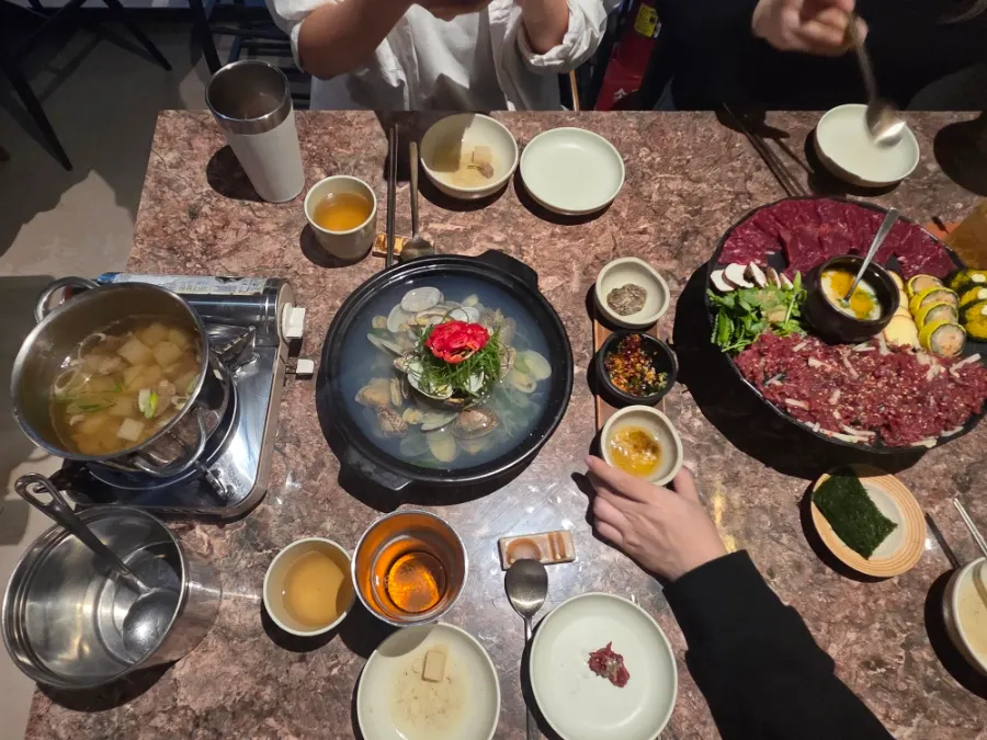 넓고 깔끔한 육술 매장 분위기