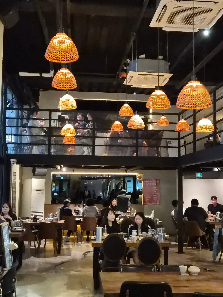 여유 있는 좌석의 육술 매장