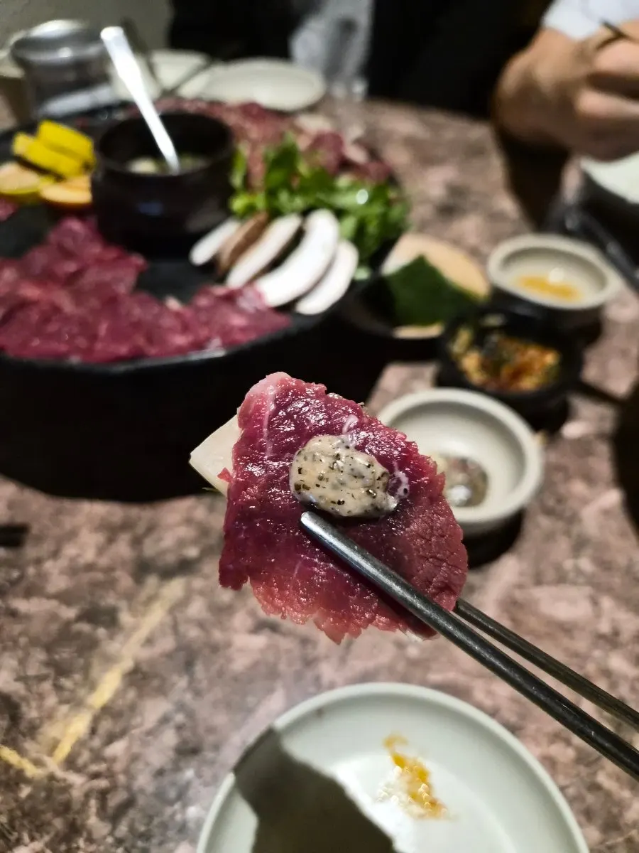 담백한 고기 맛의 육사시미