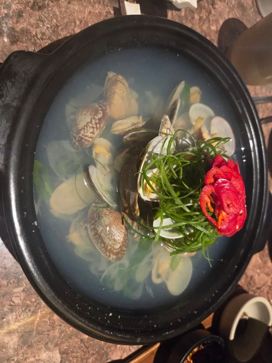 칼칼한 국물의 생조개 폭탄탕