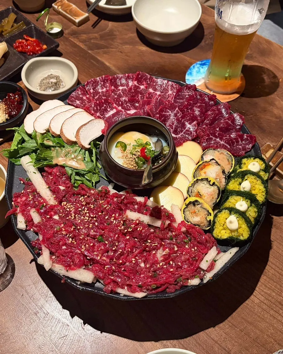 The Yuksul Hansang set with yukhoe, sashimi, and mungtigi served together