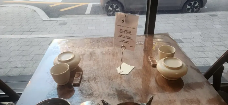 이름이 적힌 창가 예약석