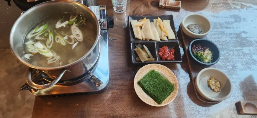 감태와 백김치, 소스류 기본안주 세팅