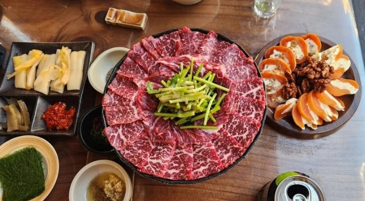 한우 사시미와 곁들임 찬 한상