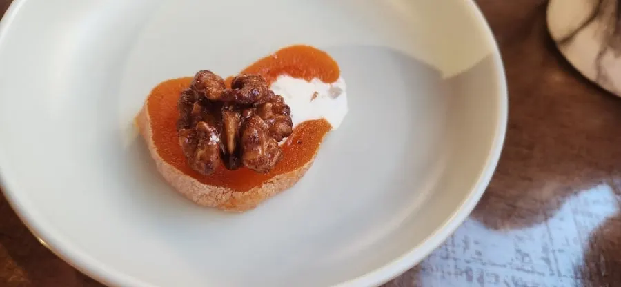 계피가루를 한쪽에만 뿌린 크림치즈 꽃감